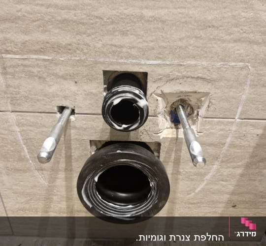 צינור וחיבורים בקיר, עבודה אינסטלציה